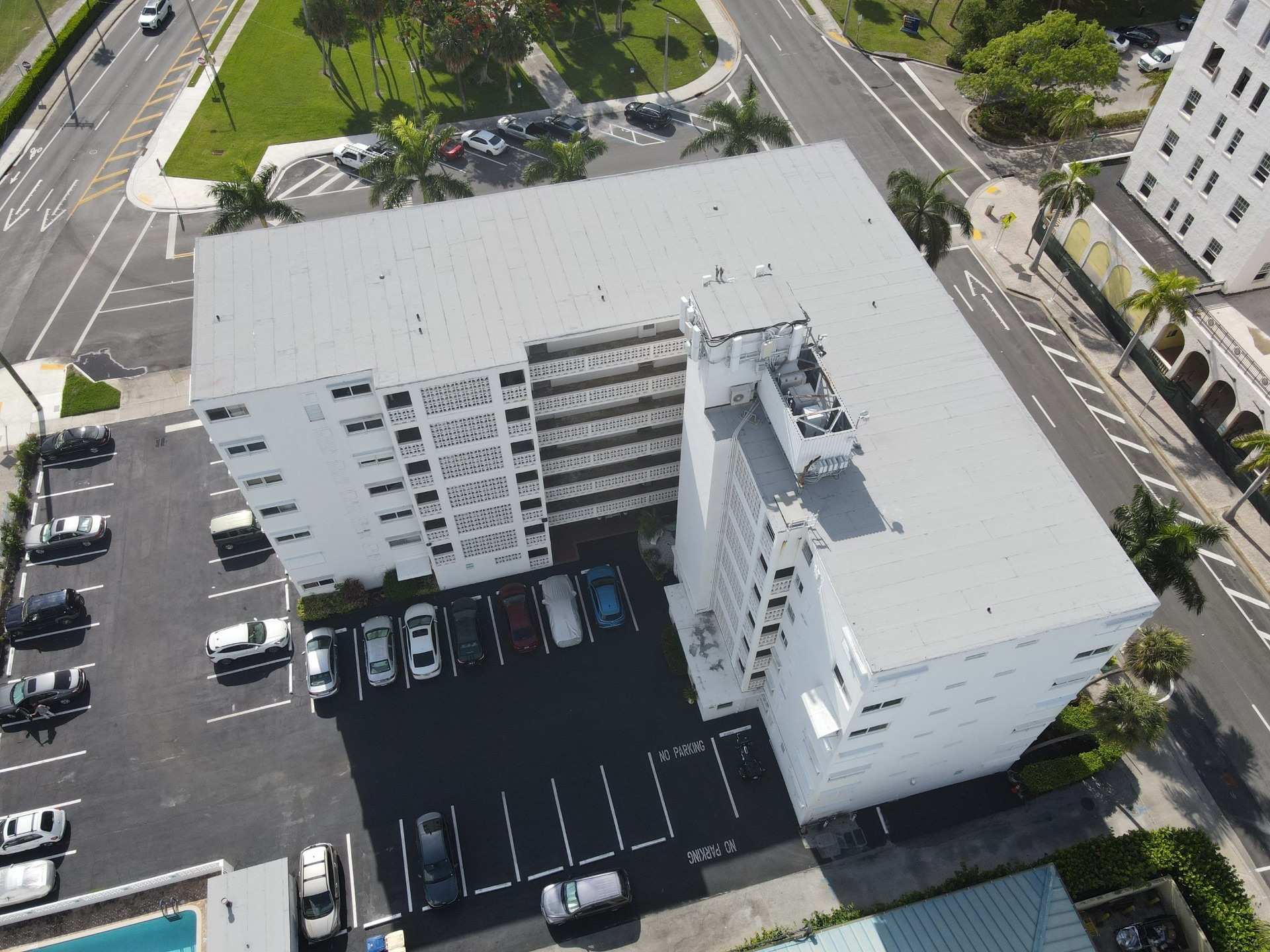 Multi-family building with flat roofing system